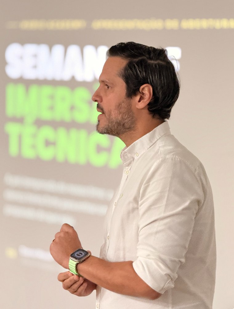 Daniel Rossi, sócio-fundador da Hubio Agro, apresentando durante a Semana de Imersão Técnica